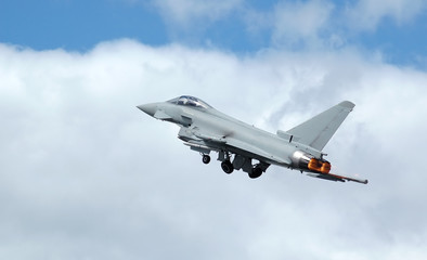 Fototapeta na wymiar euro fighter: tajfun wojskowego odrzutowca na starcie