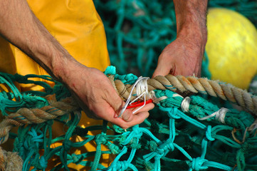pêcheur Breton réparant un filet de pêche