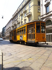 Fototapeta na wymiar Tranvia en las calles de Milan (Italia)