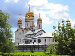 Fototapeta na wymiar Rosyjska cerkiew ze złotymi kopułami