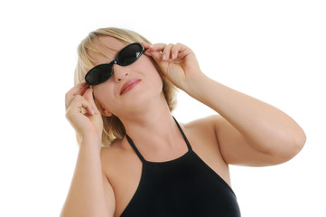 donna con occhiali da sole