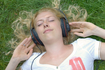 Junge Frau hört Musik