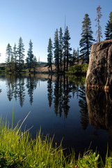 Obraz premium Trees and Granite Reflected in Sierra Nevada Wilderness Lake