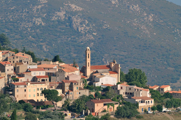 Fototapeta na wymiar Le village d'Avapessa en Corse