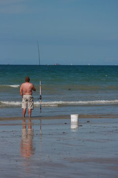 Pêcheur à la ligne sur la côte de Penthièvre (Bretagne)
