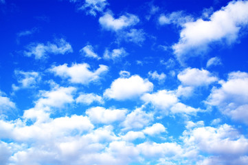 Fototapeta na wymiar weisse Wolken und blauer Himmel