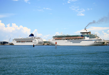 Fototapeta na wymiar cruise ships