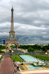 Fototapeta na wymiar Z chmur burzowych na Wieży Eiffla, Paryż (Francja)