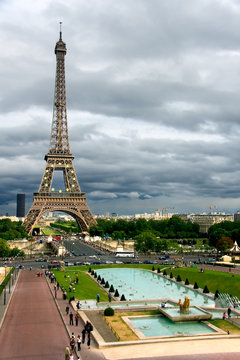 Nubes de tormenta sobre la Torre Eiffel, París (France)