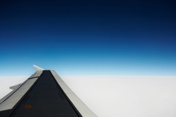 Fototapeta na wymiar Białe chmury. Widok z okna samolotu.