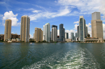 Fototapeta na wymiar view of hotels from ocean