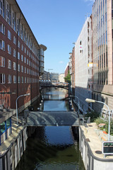 Fototapeta na wymiar Hamburger Herrengrabenfleet in Richtung Ellerntorsbrücke von der Ludwig-Erhard-Straße aus gesehen
