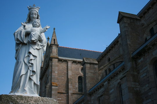 La vierge et son enfant à Pléneuf-Val-André (Bretagne)