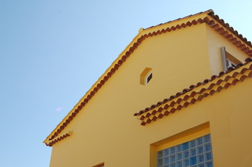 façade jaune