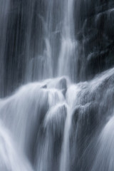 Fototapeta na wymiar Imponujący wodospad w Alpach