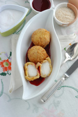 Gelato fritto su salsa di lamponi