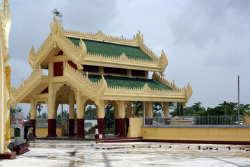 Temple Maha Vizaya Paya in Yangon, Myanmar - obrazy, fototapety, plakaty
