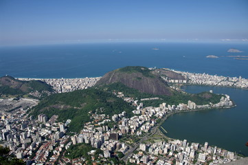 Baie de Rio et immeubles blancs.