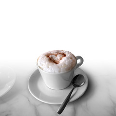 Herz aus Schokolade auf Milchkaffee