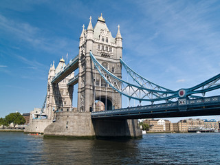 Fototapeta na wymiar Widok z Tower Bridge w Londynie