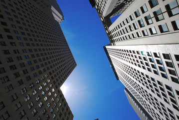 Fototapeta na wymiar Nowoczesne biurowce w Nowym Jorku ponad błękitne niebo