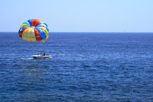 En parachute sur la mer d'azur