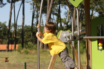 Obraz premium enfant entrain de jouer sur une aire de loisir