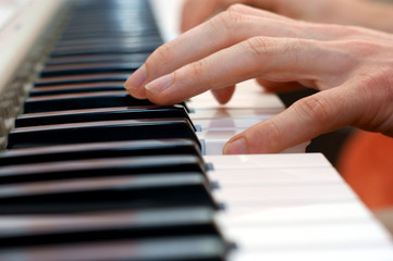 Obraz na płótnie Canvas ręce odtwarzania muzyki na fortepian, keyboard