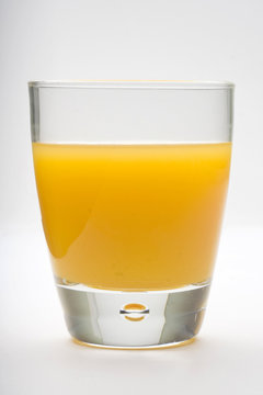 Vaso de zumo de naranja aislado sobre fondo blanco
