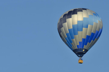 Heißluftballon im blauen Himmel