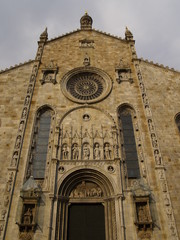 Fototapeta na wymiar Portada de la catedral de Como (Italia)