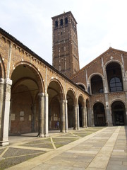 Fototapeta na wymiar Kościół Świętego Ambrożego w Mediolanie (Włochy)