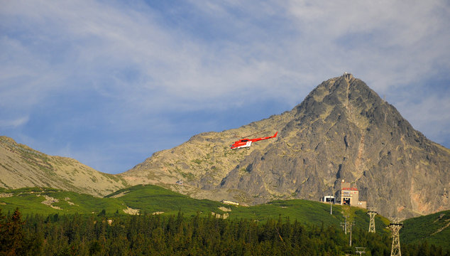 Hubschrauber über Gipfel