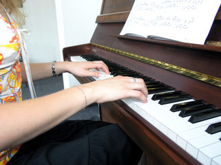 Beim Klavier spielen