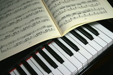 Klavier und Noten - 8886254