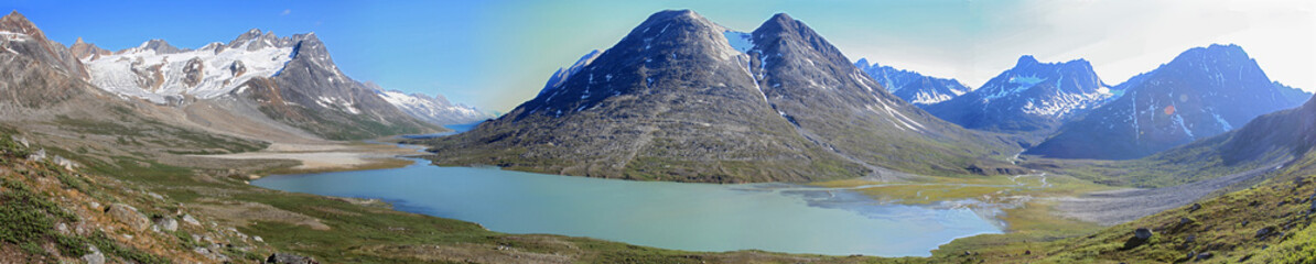 Fototapeta na wymiar Qinngertuupimia lake in East Greenland