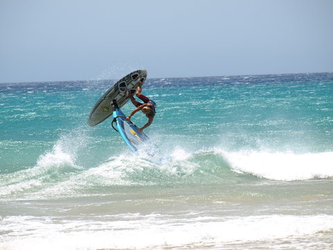 Surfer am Playa de Sotavento auf Fuerteventura