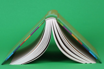 Aufgeklapptes Buch
