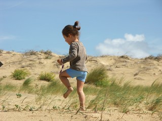 enfant dans les dunes