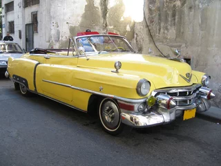 Keuken foto achterwand Cubaanse oldtimers Gele oude cabrio auto in Havana Cuba