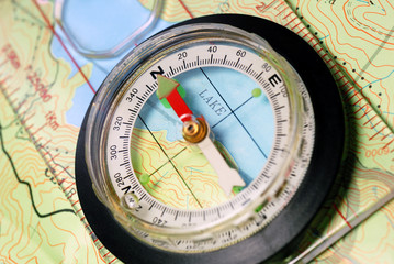 Fototapeta na wymiar Nawigacyjnego Kompas na mapy topograficzne, wskazuje północ