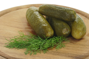 Essiggurke mit frischem Dill auf einem Küchenbrett