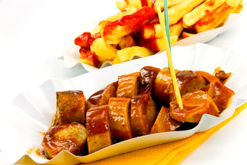 deutsche curry-wurst,Pommes-freigestellt auf weiss