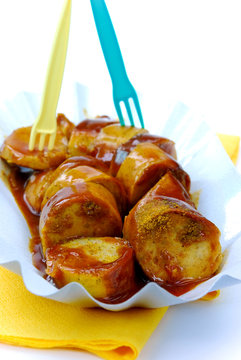 deutsche curry-wurst-freigestellt auf weiss