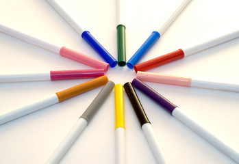 Colorful markers lined up making a circle