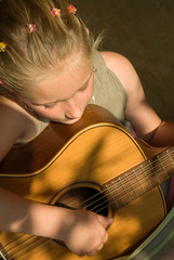 Kind spielt Gitarre
