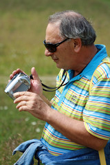 uomo con videocamere 2