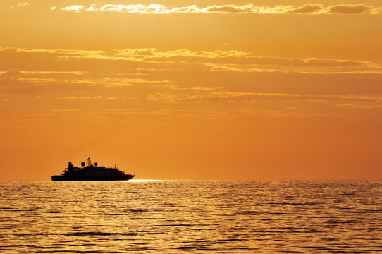 Nave passeggeri che naviga al tramonto