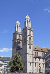 Fototapeta na wymiar Słynny kościół Munster brutto w Zurychu