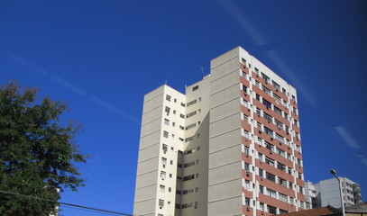Obraz na płótnie Canvas Immeubles blancs et roses, rue de Rio de Janeiro, Brésil